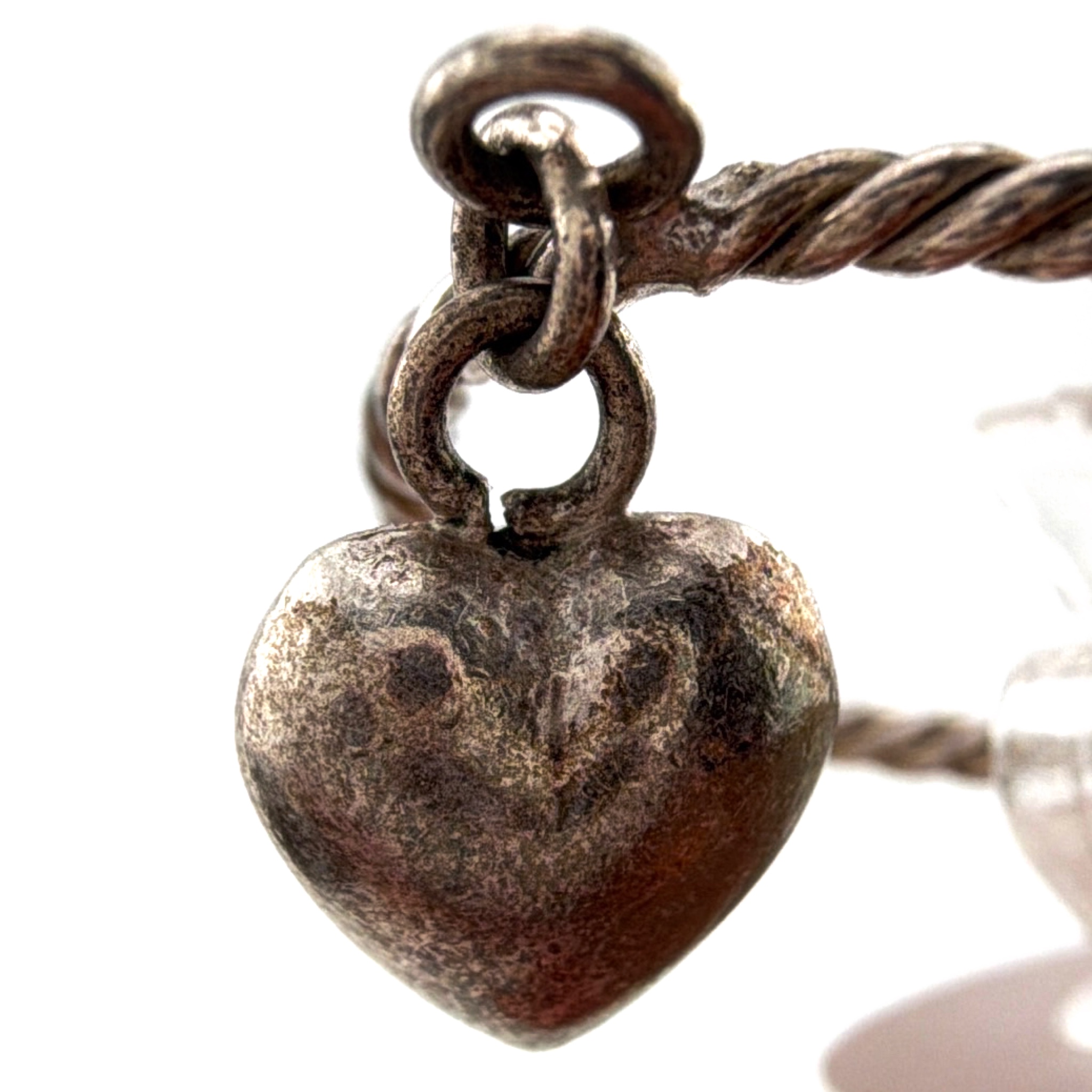 Silver Tone Twisted Wire Dangle Heart Ring 1.43g Size 6 — Detail