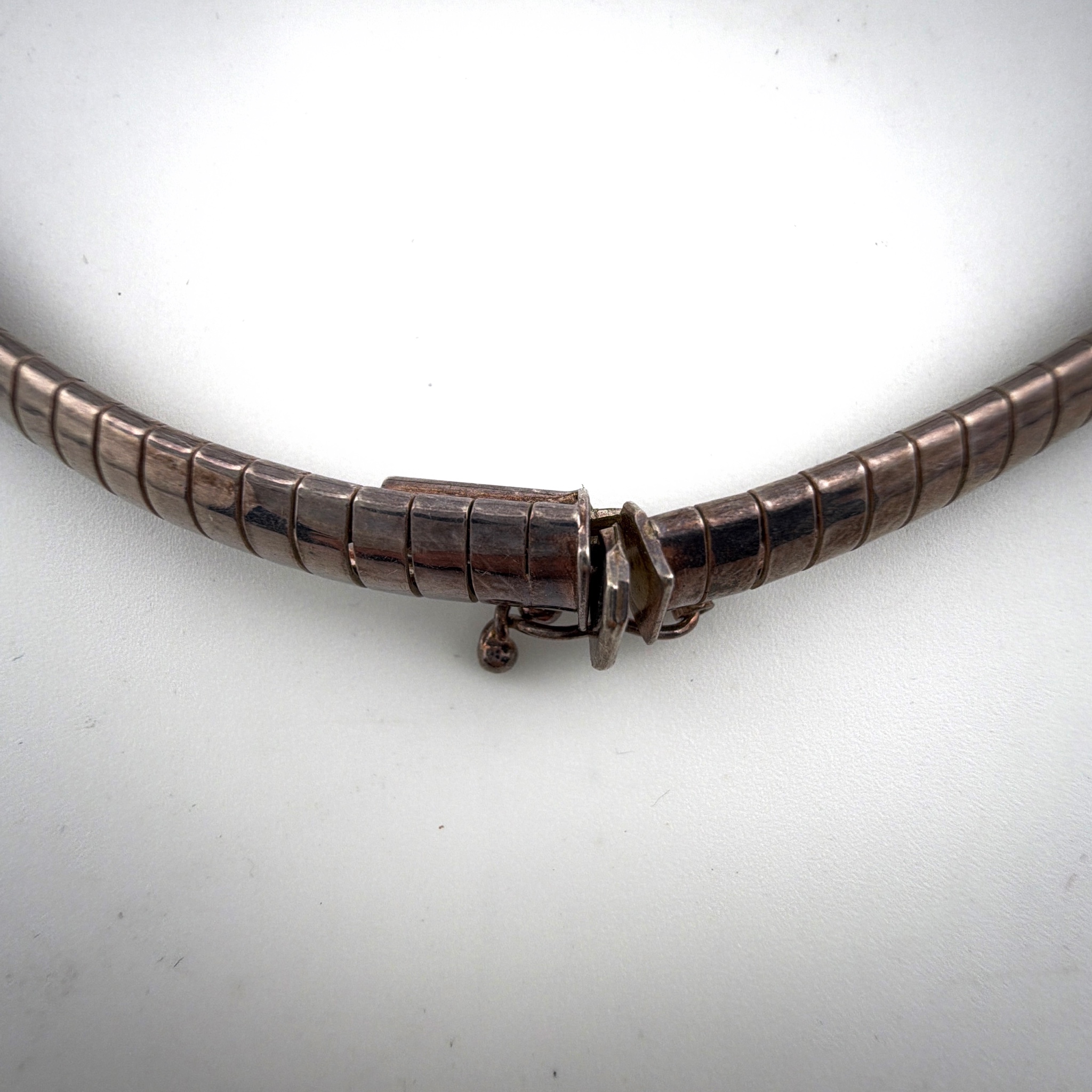 80s–90s 16.25 in SU Sterling Silver Omega Collar Choker Necklace 32.69g — Detail